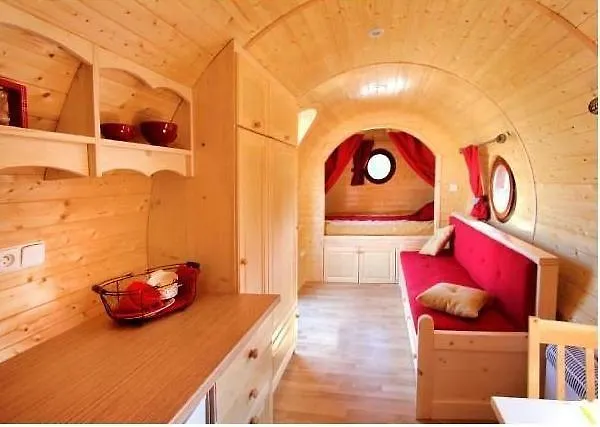 Holiday home Le Du Chemin Et Sa Roulotte